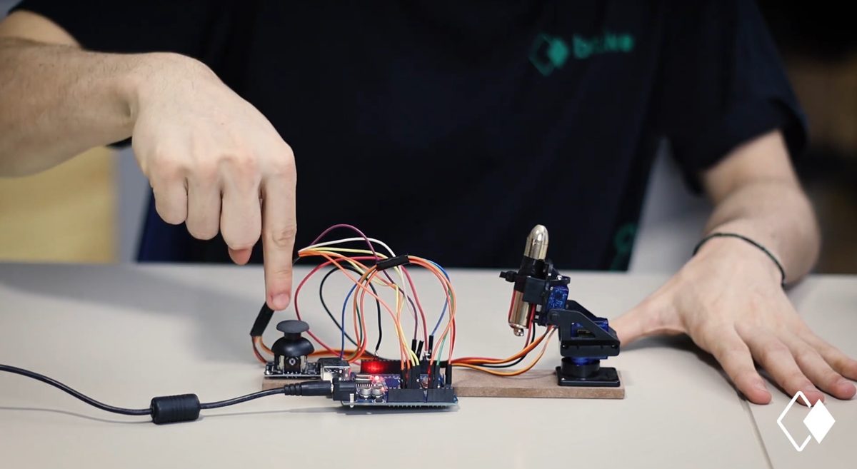 Aluno do ensino médio em circuito embarcado