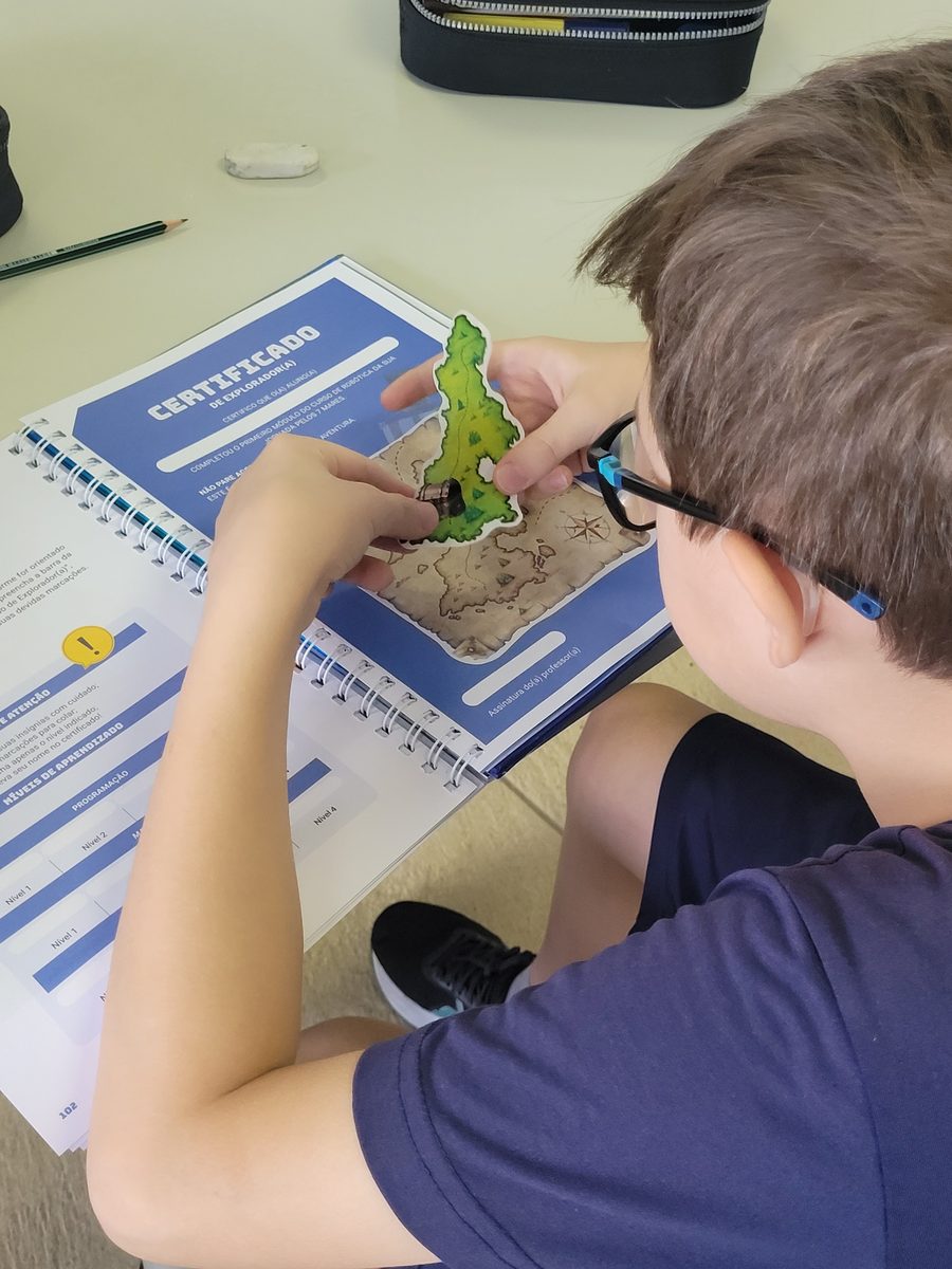 Aluno do fundamental I em atividade maker