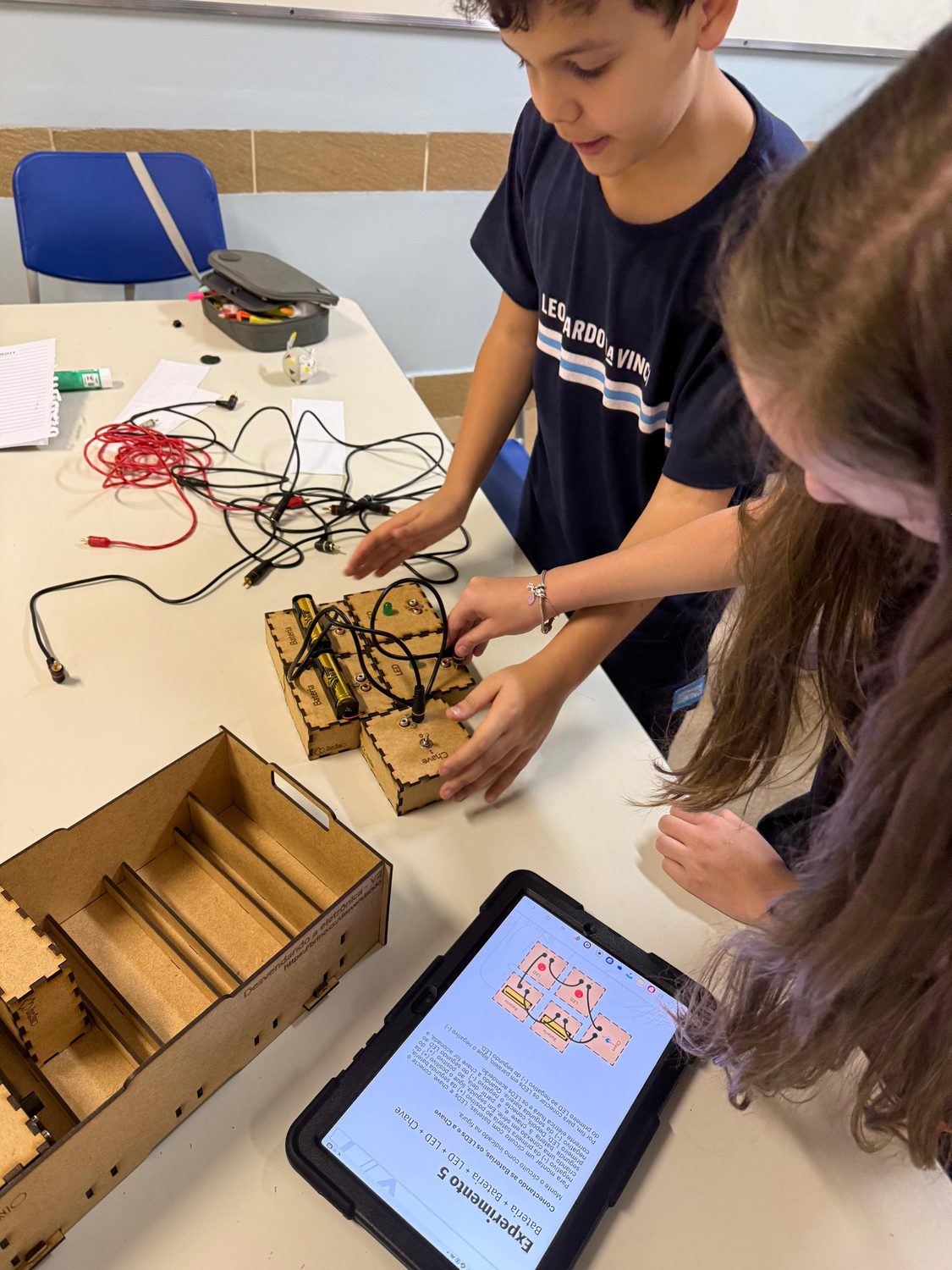 Alunos do fundamental II programando Arduino